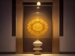 金沙集团战略发展总监王嘉怡，在会议室内向团队展示品牌战略规划图，自信专业的职场女性形象，光线明亮